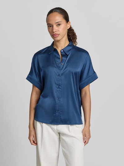 Frauenmodel trägt Regular Fit Bluse mit Hemdblusenkragen von Zero, glänzender Material-Mix in Blau, Knopfleiste, Ganzkörperansicht von vorne.