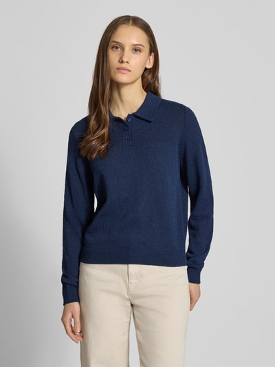 Frauenmodel trägt Langärmliger Polo-Strickpullover aus Bouclé-Garn von Review in Dunkelblau, lockere Passform, Strick-Optik, Polokragen, elastische Abschlüsse, Rückenlänge 55 cm, Ärmellänge 65 cm, Ganzkörperansicht von vorne.