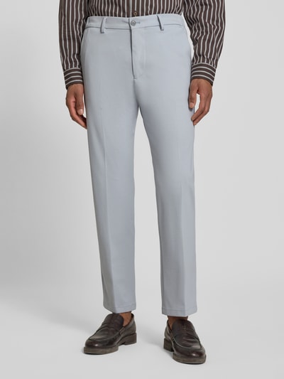 Mannenmodel draagt Straight Fit stoffen broek met persplooien model 'Ajend' van Drykorn in katoenmix, steek- en achterzakken, knoop- en ritssluiting, bandwijdte maat 32/32: 44 cm, binnenbeenlengte maat 32/32: 75 cm, voorkant volledige lichaamsopname.