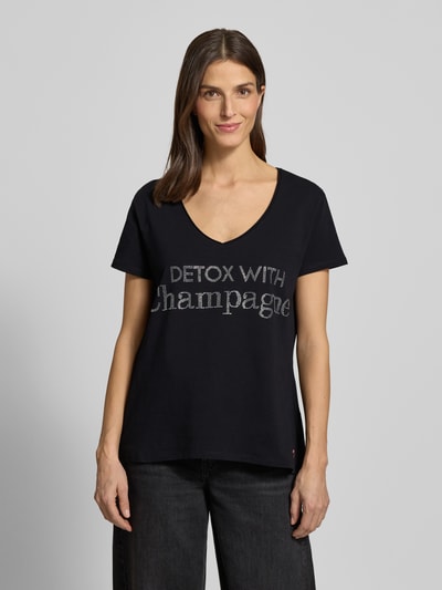 Vrouwenmodel draagt T-Shirt met Label-Detail van miss goodlife, zwart, katoen-elastaan mix, los vallend, V-hals, vooraanzicht bovenlichaam.