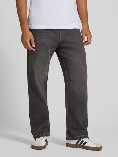 Mannenmodel draagt Baggy Fit jeans met steekzakken model 'ALEX' van JACK & JONES, puur katoen, knoop- en ritssluiting, voorkant full body shot.