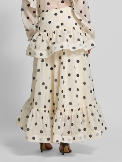 Männermodel trägt Ausgestellter Maxi-Rock mit Volants Modell 'DOROTHY' von Vero Moda, kremowy, czarne grochy, krój regular fit, długość maxi, falbany, zamek kryty, dół prosty, wzór allover, Ganzkörperansicht Rückansicht