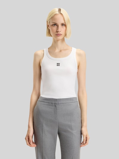 Frauenmodel trägt Slim Fit Tank Top aus Baumwoll-Mix Modell 'DATAMIA' von HUGO in Weiß, unifarben, Label Stitching, Ganzkörperansicht von vorne.