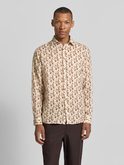 Männermodel trägt Slim Fit Freizeithemd aus Reinen Leinen Modell Gold von bugatti mit Kentkragen, Langärmelig, Floraler-Print, Ganzkörperansicht von vorne. Rückenlänge bei Größe M: 78 cm, Schulterbreite: 45 cm, Ärmellänge: 68 cm, durchgängige Knopfleiste, fließende Textur, beige-braune Farbtöne.