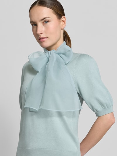 Frauenmodel trägt Strickshirt mit Schluppe aus Chiffon von Zero in Hellblau, Viskose-Mix, Körpernaher-Schnitt, 1/2-Arm, Nahaufnahme Oberkörper.