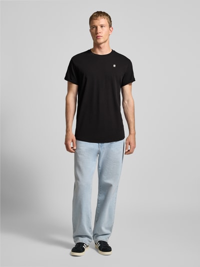 Mannelijk model draagt zwart T-shirt met Label-Detail van G-Star RAW, rechte fit, ronde hals, biologisch katoen, vooraanzicht hele lichaam.
