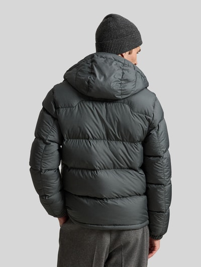 Männermodel trägt dunkelgraue Regular Fit Daunenjacke mit Logo-Stitching von Polo Ralph Lauren, strukturierte Oberfläche, Ganzkörperansicht Rückansicht, Herren Daunenjacke von Polo Ralph Lauren