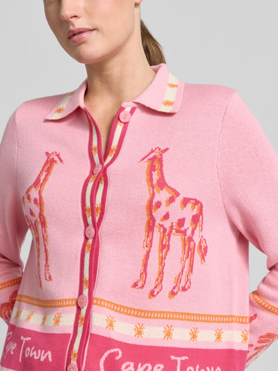 Frauenmodel trägt Cardigan mit Umlegekragen von Smith and Soul in Rosa mit Giraffenmotiv, Baumwoll-Mix, Regular Fit, Nahaufnahme Oberkörper.