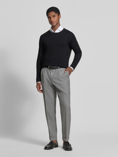 Männermodel trägt grijze Schmale broek uit pure scheerwol model 'H-Perin' van BOSS, Heren, Ganzkörperansicht van voren
