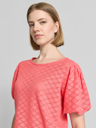 Vrouwenmodel draagt Strickshirt met Puffärmeln van More & More in roze, katoenmix, regular fit, ronde hals, detailopname bovenlichaam.
