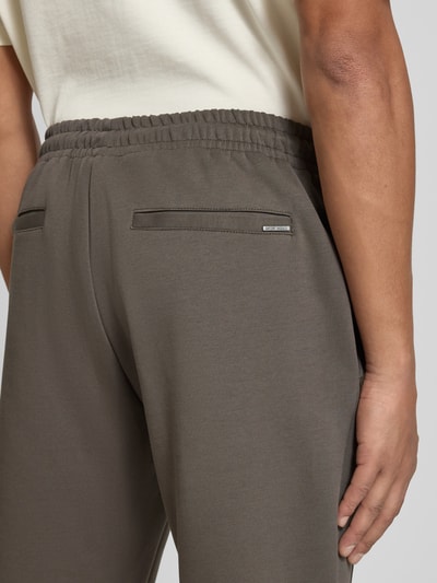 Antony Morato Spodnie dresowe o kroju slim fit z tunelem model ‘Carrot’ Oliwkowy 3