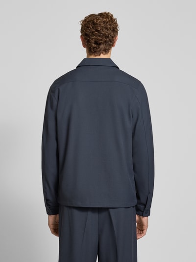 Männermodel trägt Overshirt mit Viskose-Anteil Modell 'ARTO' von Casual Friday, dunkelblau, gerader Schnitt, Ganzkörperansicht Rückansicht.