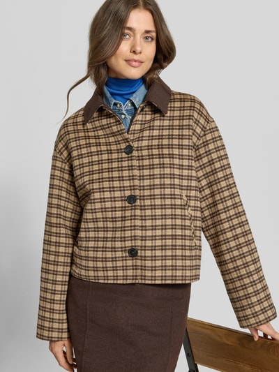 Frauenmodel trägt Regular Fit Jacke aus Woll-Mix mit Viskose-Anteil von COMMA, kariertes Muster in Braun und Beige, Umlegekragen, Eingrifftaschen, durchgehende Knopfleiste, dezente Textur, Ganzkörperansicht von vorne.
