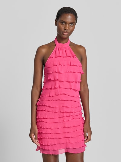 Frauenmodel trägt Neckholder-Cocktailkleid im Stufen-Look von Lipsy in Pink mit Gerader-Schnitt und Minikleid, Rückenlänge 66 cm, Brustweite 37 cm, Ganzkörperansicht von vorne.