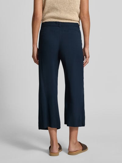 Frauenmodel trägt Culotte aus Viskose mit Gürtel von Christian Berg Woman, Wide-Leg-Fit, französische Eingrifftaschen, Ganzkörperansicht Rückansicht.