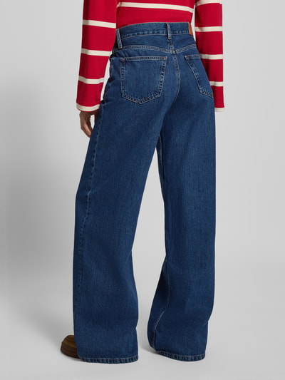 Frauenmodel trägt Wide Leg Jeans aus reiner Baumwolle von Tommy Hilfiger in klassischer Denim-Optik mit 5-Pocket-Design, Ganzkörperansicht Rückansicht.