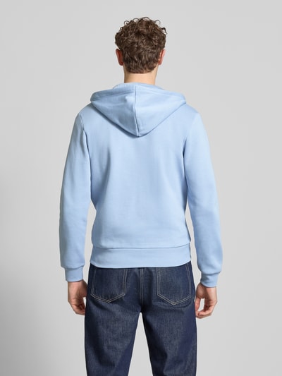Mężczyzna model nosi Regular Fit Sweatjacke aus Baumwoll-Mix od Lacoste, jasnoniebieski, materiał bawełniany, widok całej sylwetki od tyłu.