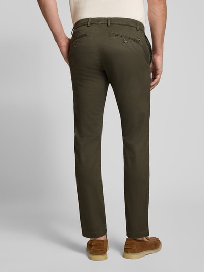 Männermodel trägt Slim Fit Chino aus Baumwoll-Mix von bugatti in Olivgrün mit Münztasche und Gesäßtaschen, Ganzkörperansicht Rückansicht.