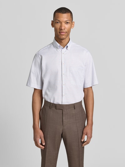 Męski model nosi Comfort Fit Business-Hemd mit Brusttasche od ETERNA, bawełna, kołnierz button-down, kieszeń na piersi, jasne kolory, krata, zaokrąglony dół, długość tyłu w rozmiarze 40: 81 cm, szerokość w rozmiarze 40: 46 cm, długość rękawa w rozmiarze 40: 28 cm, widok całej sylwetki z przodu.