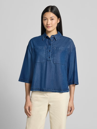 Frauenmodel trägt Relaxed Fit Bluse aus Lyocell-Mix mit Polokragen von Smith and Soul, Denim-Optik, 1/2-Arm, Brusttaschen, Ganzkörperansicht von vorne.