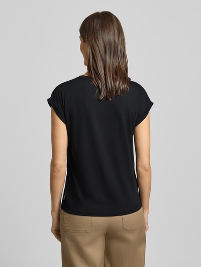 Vrouwenmodel draagt T-Shirt met geribde ronde halslijn model 'JILAANA' van ARMEDANGELS, effen zwart, Lyocell-katoenmengsel, regular fit, vaste mouwomslagen, ruglengte S 60 cm, totaalbeeld achterkant.
