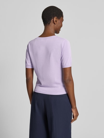 Frauenmodel trägt Strickshirt aus Lyocell-Mix mit Rundhalsausschnitt von GUIDO MARIA KRETSCHMER WOMAN in Flieder, Slim-Fit, Label-Detail, Rückenlänge 49 cm, Ärmellänge 23 cm, Ganzkörperansicht Rückansicht.