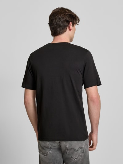 Männermodel trägt T-Shirt mit Logo und Rundhalsausschnitt von Jack & Jones, reine Baumwolle, Regular Fit, Rückenlänge 68 cm, Ganzkörperansicht Rückansicht.
