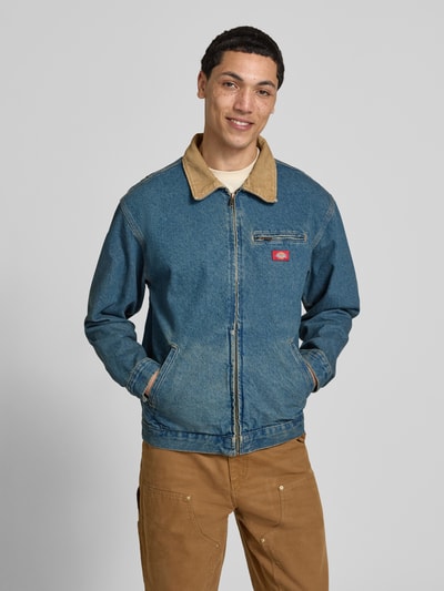 Männermodel trägt Jeansjacke mit Label-Detail und Reißverschluss von Dickies aus Reine Baumwolle, Regular-Fit, Umlegekragen, Eingrifftaschen, Nahaufnahme Oberkörper.