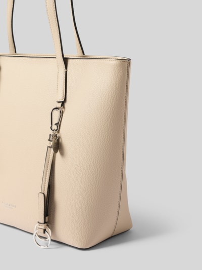 Produktfoto, Shopper mit Label-Detail Modell 'LOHJA' von Seidenfelt in Beige mit Struktur-Oberfläche, Metall-Anhänger, Lange Tragegriffe, Hauptfach mit Reißverschluss, Reißverschlussfach innen, Maße Breite 41 cm, Länge 29 cm, Tiefe 68 cm, Schulterriemen 12 cm.