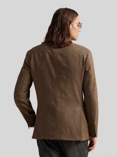Männermodel trägt Regular Fit Anzugsakko mit Woll-Anteil von Polo Ralph Lauren in brauner Melange-Optik, Reverskragen, Ganzkörperansicht Rückansicht.