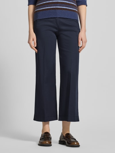 Frauenmodel trägt Culotte mit Eingrifftaschen Modell 'Peggy' von Raphaela By Brax, dunkelblauer Baumwoll-Elasthan-Mix, Ganzkörperansicht von vorne.