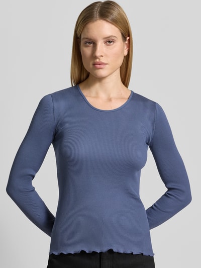 Frauenmodel trägt Longsleeve mit Seiden-Anteil Modell 'Elaine' von MOS MOSH im Baumwoll-Seiden-Mix, körpernahe Passform, Rundhalsausschnitt, Muschelsaum, Rückenlänge bei Größe S/M 61 cm, Ganzkörperansicht von vorne.