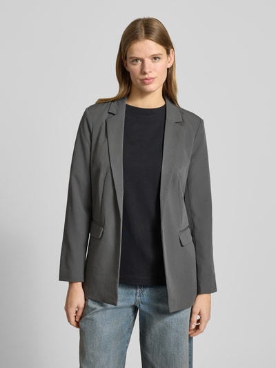 Frauenmodel trägt Blazer mit Reverskragen Modell 'Bossy' von PIECES, Materialmischung mit Stretch-Anteil, lockerer Schnitt, Nahaufnahme Oberkörper.