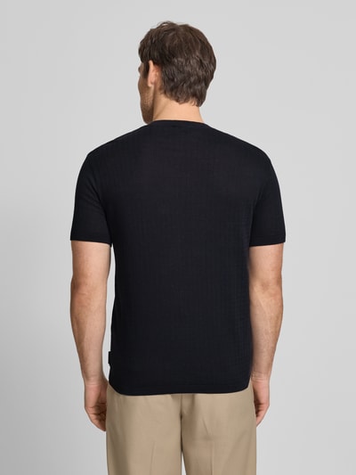 Männermodel draagt gebreid shirt met ronde hals van ARMANI EXCHANGE, puur katoen, slim fit, ruglengte bij maat M 69 cm, geheelachteraanzicht.