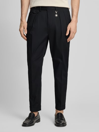 Männermodel trägt Hose mit gelegten Falten und Eingrifftaschen von Manuel Ritz in Schwarz, Baumwoll-Mix mit Stretch-Anteil, Regular-Fit, Ganzkörperansicht von vorne.