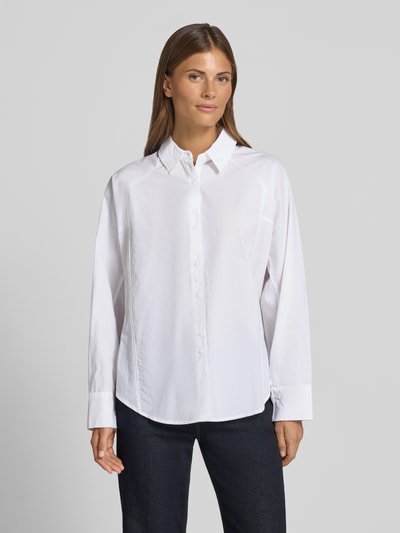 Frauenmodel trägt Relaxed Fit Bluse Modell 'Susana Selmina' von MSCH Copenhagen in Weiß, Baumwoll-Lyocell-Mix, Ganzkörperansicht von vorne.