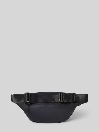 Produktfoto, Bauchtasche mit Klickverschluss von Anine Bing aus schwarzem Satin mit Reißverschlussfach und Label-Patch, neutraler Hintergrund