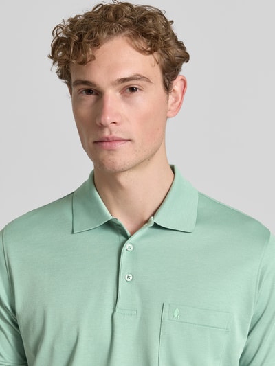 Männermodel trägt Relaxed Fit Poloshirt aus Baumwoll-Mix von RAGMAN, kurzärmelig, Polokragen, Brusttasche mit Label-Stitching, Nahaufnahme Oberkörper