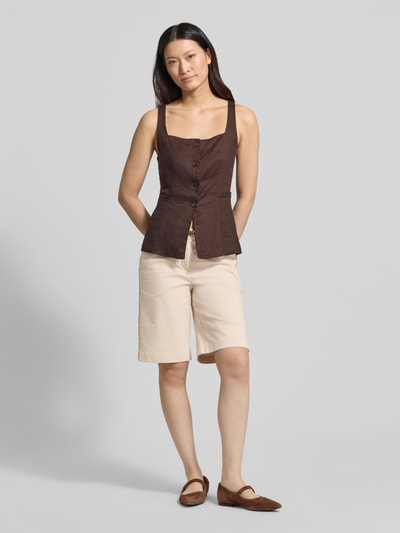 Frauenmodel trägt Bermudas mit Gürtel von Comma, Damen, aus Baumwoll-Mix mit Stretch-Anteil, Regular-Fit, Eingrifftaschen, hellbeige, Bundweite 38 cm, Innenbeinlänge 52 cm, Ganzkörperansicht von vorne.