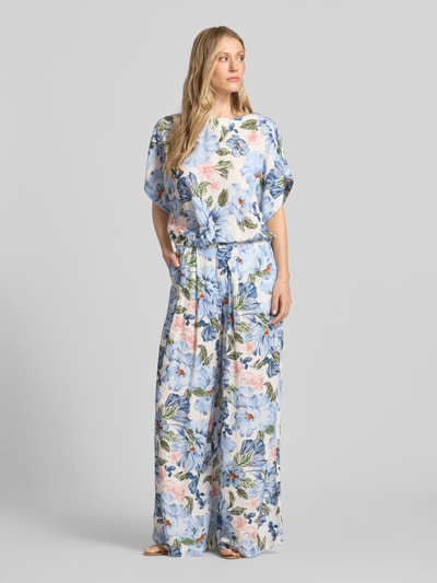 Kobiece model nosi Palazzo Hose mit Viskose-Mix mit Biesen od Oui, szerokie nogawki, wzór kwiatowy, french pockets, szerokość w rozmiarze 36: 37 cm, długość nogawki wewnętrznej: 81 cm, widok całej sylwetki z przodu