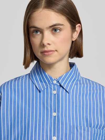 Vrouwenmodel draagt Comfort Fit Langarmbluse aus reiner Baumwolle van Marc O'Polo Denim, meerkleurig, gestreept, katoenen popeline, Nahaufnahme bovenlichaam.