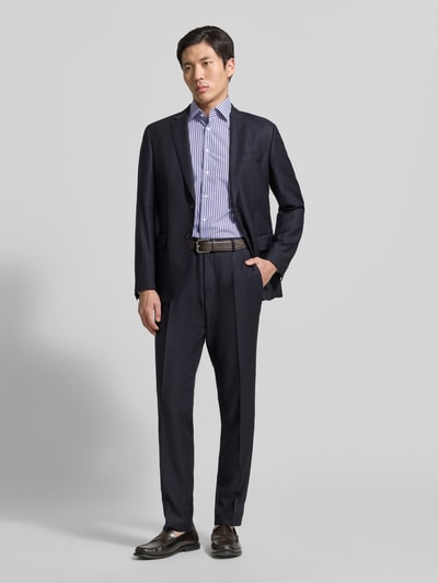 Männermodel trägt Regular Fit Business-Hemd mit Kentkragen von Christian Berg Men, Reine Baumwolle, 1/2-Arm, Ganzkörperansicht von vorne.