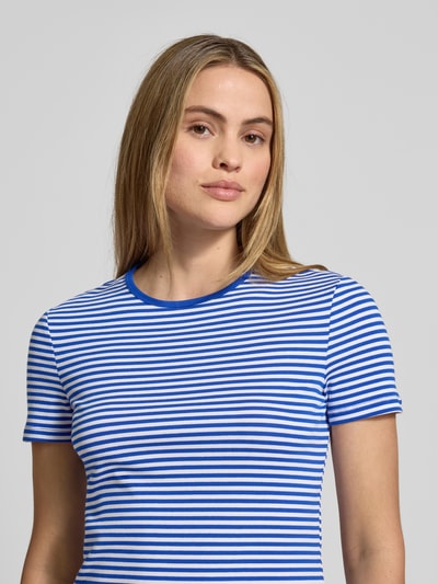 Frauenmodel trägt T-Shirt mit Rundhalsausschnitt Modell 'ALLI' von Lauren Ralph Lauren, blau-weiß gestreift, Nahaufnahme Oberkörper. Baumwoll-Elasthan-Mix, Regular Fit, Rückenlänge bei Größe S: 57 cm.