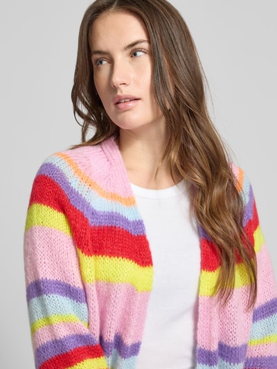 Frauenmodel trägt Relaxed Fit Cardigan mit Mohair-Anteil in Strick-Optik von Milano Italy, bunte Streifen, elastische Abschlüsse, Nahaufnahme Oberkörper.