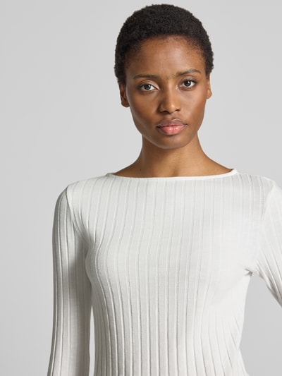 Frauenmodel trägt weißes Slim Fit Langarmshirt aus Baumwoll-Mix Modell 'Sovke' von OPUS, feine Rippenstruktur, Nahaufnahme Oberkörper.