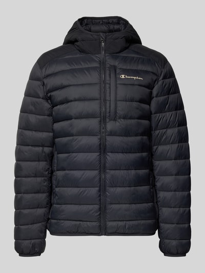 Produktfoto, schwarze Steppjacke mit Kapuze und Logo von CHAMPION, Regular-Fit, Reißverschluss, Eingrifftaschen, glatte Oberfläche
