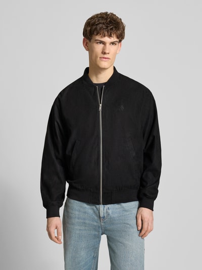 Mannelijk model draagt zwarte 'Bomberjacke met Reißverschluss' van REVIEW, regular fit, ribboorden, staande kraag, vooraanzicht bovenlichaam.