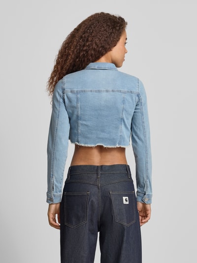 Vrouwenmodel draagt Slim Fit Jeansjacke aus Baumwoll-Mix Modell 'WONDER' van Only, denim-look, cropped, lange mouwen, borstzakken, knoopsluiting, franje aan zoom, katoenmengsel, achteraanzicht full-body.