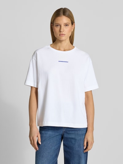 Frauenmodel trägt Oversized T-Shirt aus reiner Baumwolle Modell 'GIANNAA CHAANGE' von Armedangels, unifarben, Rundhals, Label Print, Feinripp, Ganzkörperansicht von vorne.