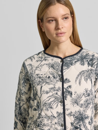 Frauenmodel trägt Regular Fit Jacke aus reiner Viskose Modell 'Carli' von Soyaconcept mit floralem Allover-Print, Nahaufnahme Oberkörper.